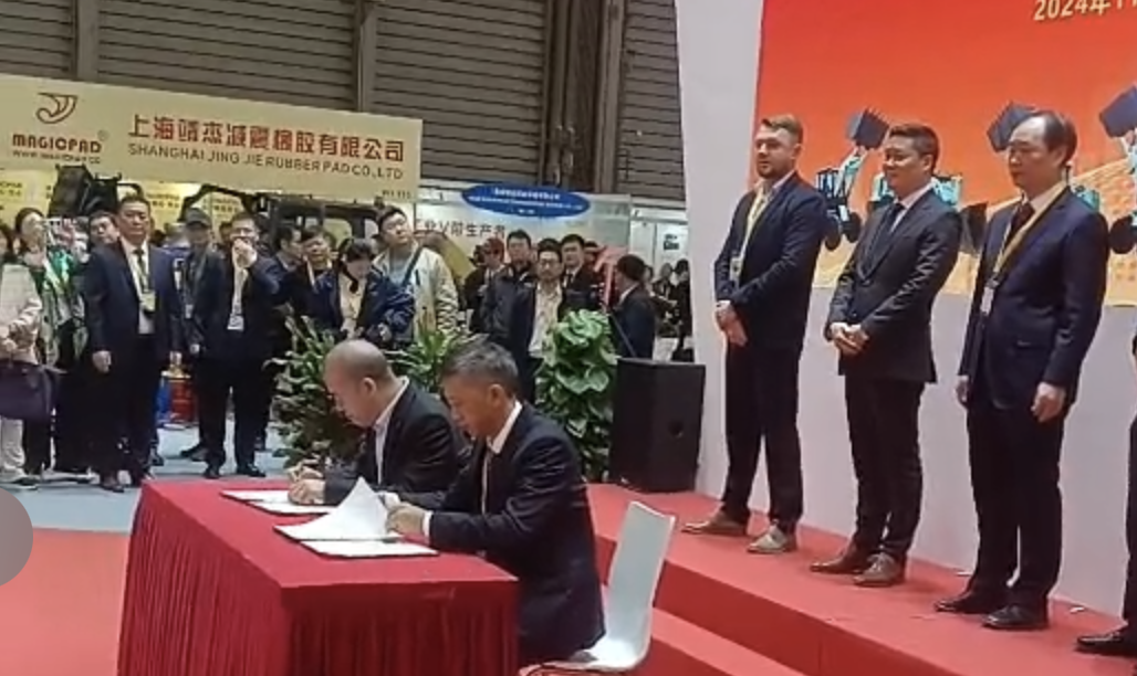 大客戶簽約廈工乙醇裝載機(jī)